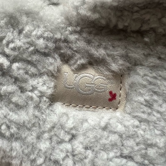 12 ugg grey women’s slippers size 9 firm bottom - Picture 4 of 4